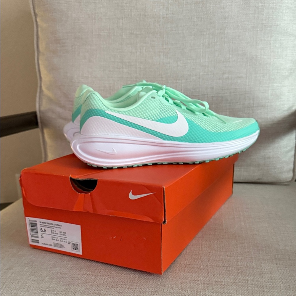 Nike Women's Light Green Athletic Shoes